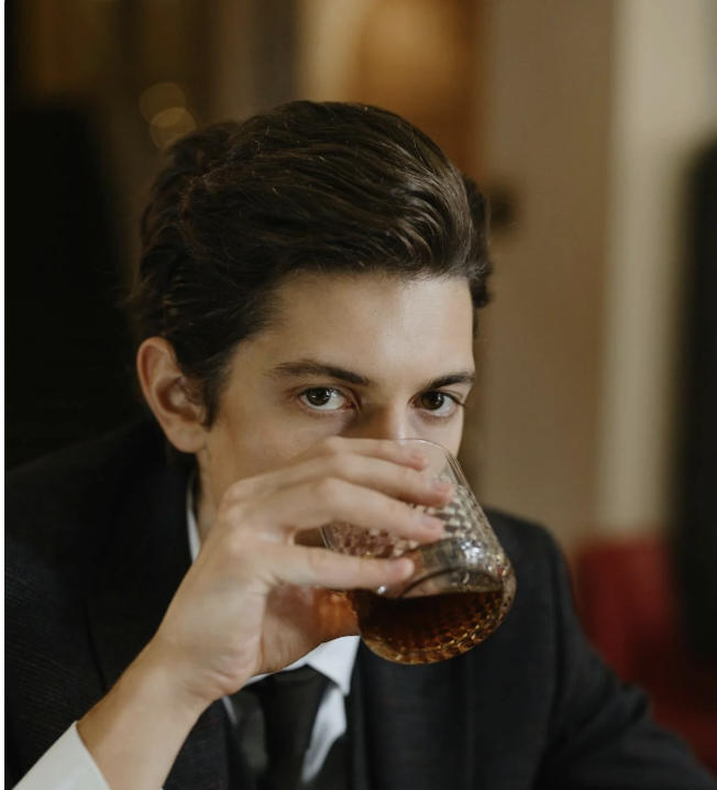 Homme mature et bienveillant, souriant et élégant.