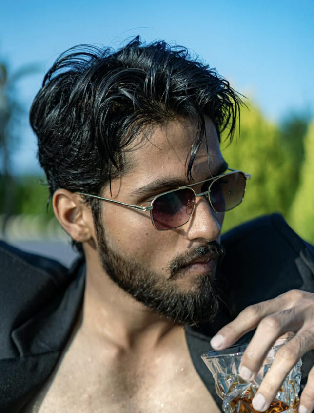 Homme élégant et attentionné, amateur de gastronomie et de voyages.